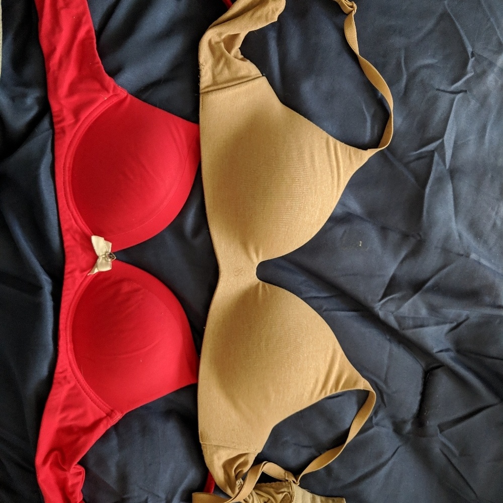 32 A - Two wireless Victoria secret bras